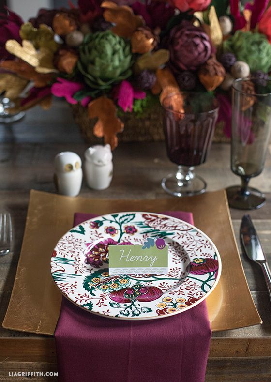 For my Thanksgiving table I will be adding these pretty acorn topped place cards. These pretty place cards are ready for you to download and add your own names. #tabledecor #freeprintable