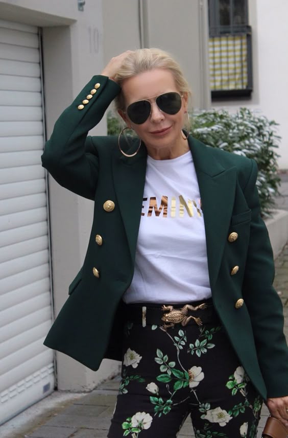 Blazer Balmain grün... Sonnenbrille Victoria Beckham ... Gürtel mit goldener Frosch Schnalle ... Blumenhose H&M ... schokoladenjahre .blog