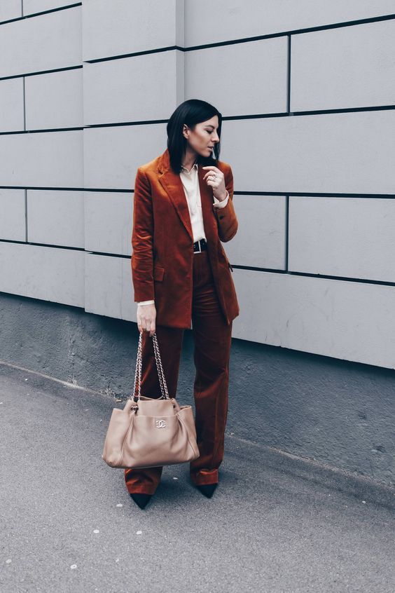 Business Outfit für junge Frauen, Modetrend Cord im Alltag kombinieren, Cord Outfit mit Hosenanzug, Office Style, Business Look für Herbst und Winter, Sock Boots, Chanel Shopper, Fashion Blog, Modeblog, Streetstyle, www.whoismocca.com
