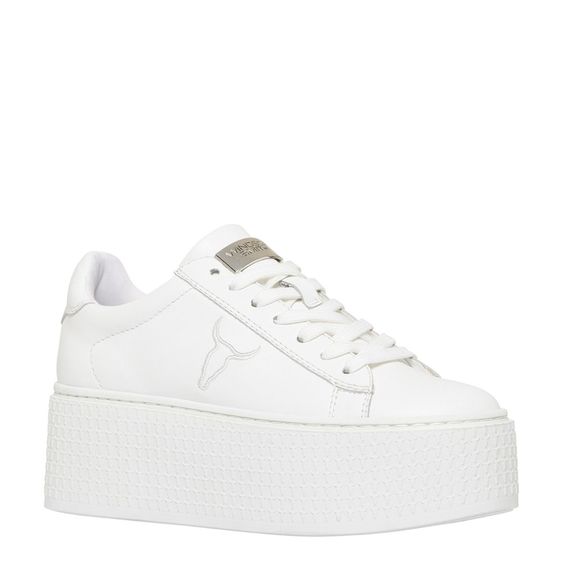 white sneakers 90s fashion trends