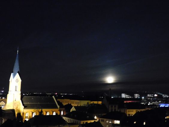 Die Wunderburg-Kirche mit Beleuchtung und Mond.