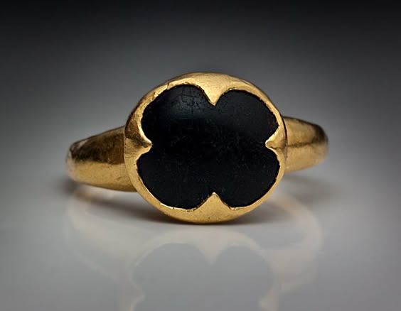 This powerful Byzantine medieval gold ring is featuring an ancient symbol of good luck - the quatrefoil. Circa 10th - 11th century. The ring is set with a cabochon black onyx in an openwork quatrefoil-shaped bezel.