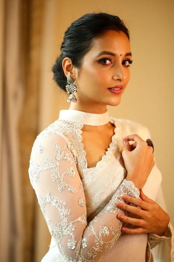 srinidhi shetty in ivory saree by kavitha gutta for cobra aduio launch1.2
