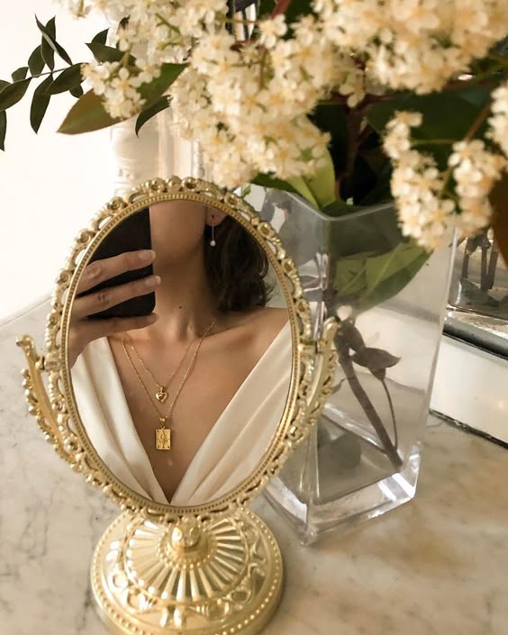 Hegia de Boer on Instagram: “Creme cardigan and gold jewelry (plus some pearls | Fashion, Jewelry, F
