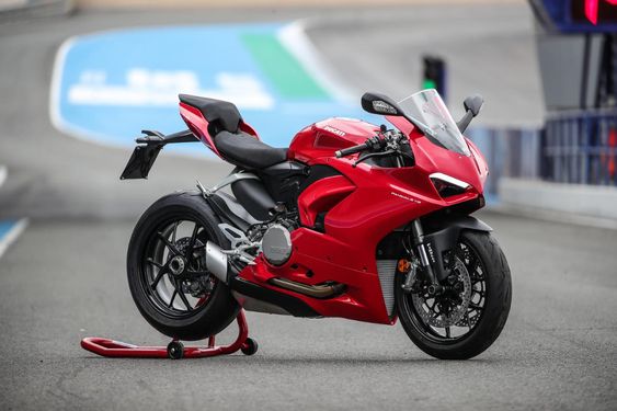 ドゥカティ「パニガーレV2」の魅力。特徴を徹底解説! ゴーグル2020年5月号はDUCATI大特集! - webオートバイ