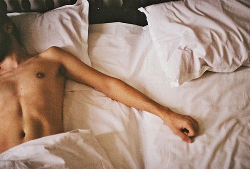 luxus-sex-toys-mann-im-bett