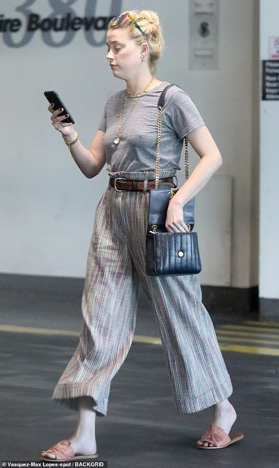 Amber Heard\'s makeup-free at her lawyer\'s office amid Johnny Depp suit