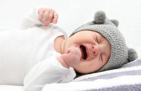 Dolor De Barriga En El Bebé Cranky Baby Baby Crying Images Baby Crying