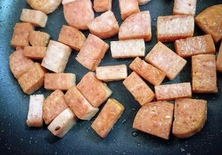 切って焼くだけ 沖縄在住ライターが教える スパム丼 の基本レシピ アレンジ5選 Macaroni スパム レシピ 食べ物のアイデア レシピ 切って焼くだけ 沖縄在住ライターが教える スパム丼 の基本レシピ アレンジ5選 Macaroni スパム レシピ 食べ物のアイデア レシピ