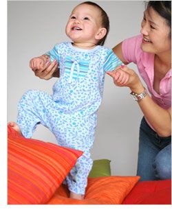 Una Montaña De Cojines Para Jugar Con Tu Bebé De 11 Meses Y 3 Semanas Y Fomentar Su Desarrollo 11 Month Old Baby Toys By Age Infant Activities