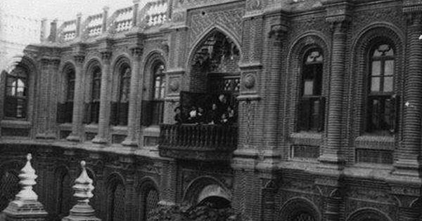 مدرسة لورا خضوري اول مدرسة يهودية للبنات في بغداد تأسست سنة 1893 الصورة تعود الى سنة 1920 Baghdad History Iraq