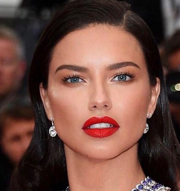 Shimmery Gold Eye Makeup Red Lips Gold Eye Makeup
