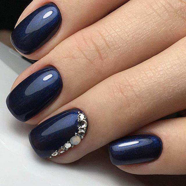 Marineblau mit einem Schimmer von schimmerndem Akzentnagel mit Strassverzierunge…