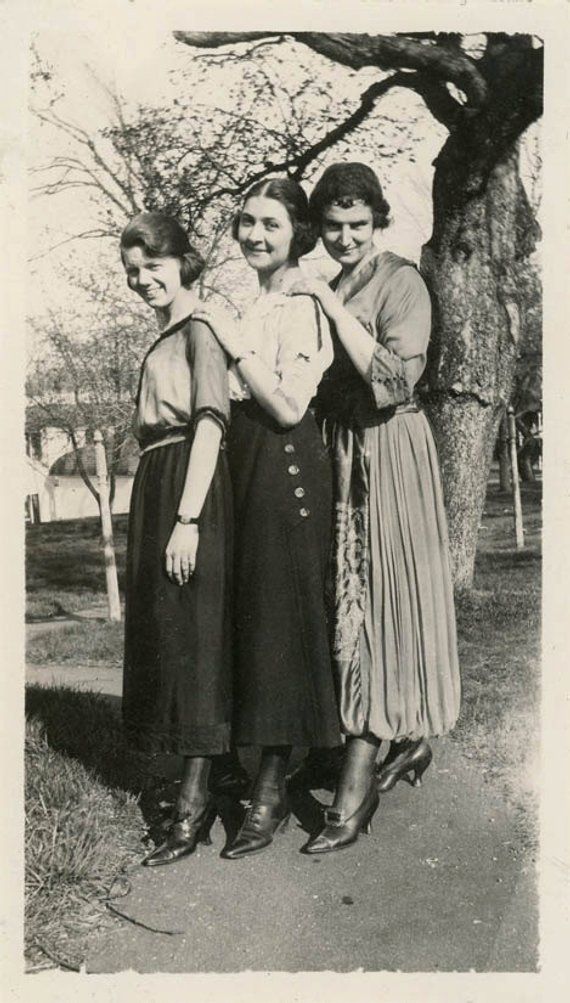 Vintage Photo 1920 Young Ladies Affectionate Short To Tall Hands