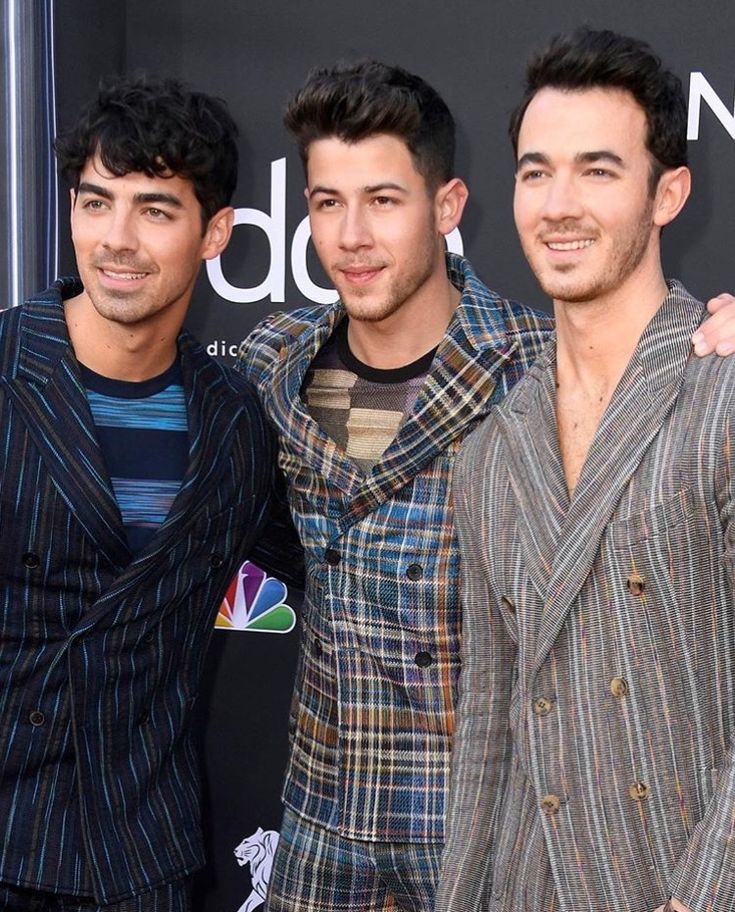 Are the jonas brothers gay
