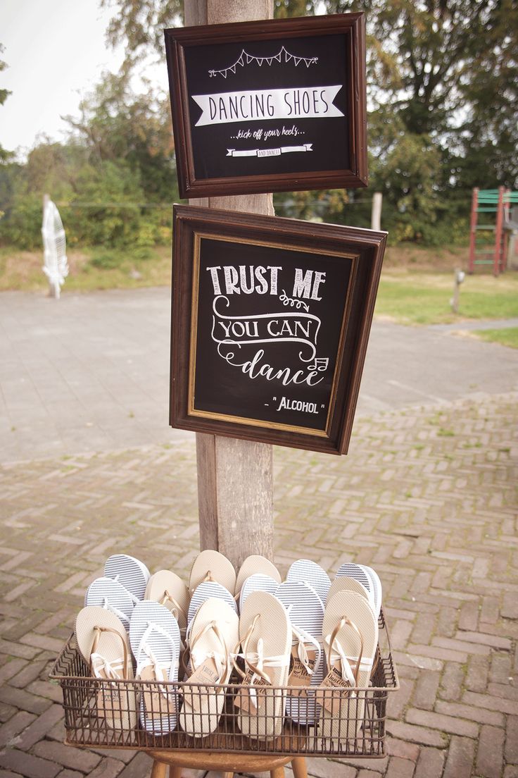 Dies ist eine großartige Idee für die Hochzeitsfeier! Jeder kann seine hohen Schuhe ausziehen. Foto: Luminant Weddings #weddingdecoration - Lekker. Delicatessen & meer