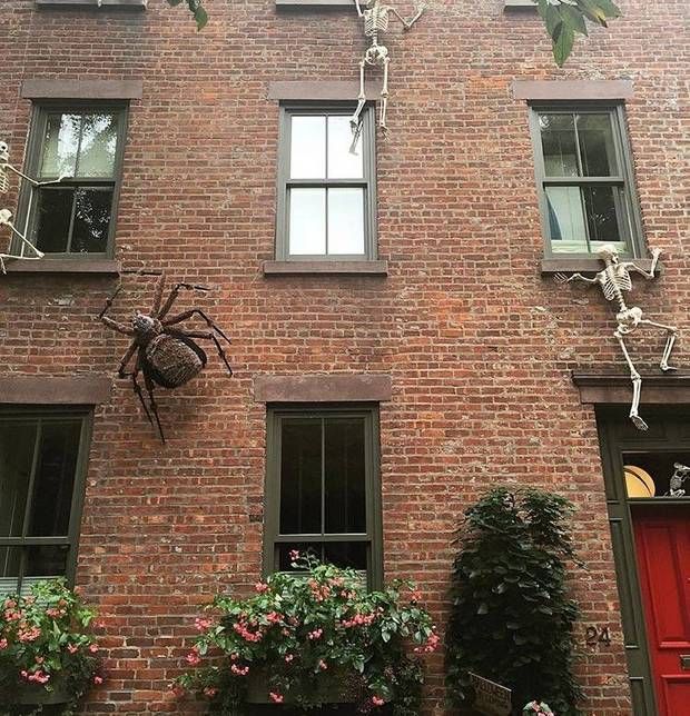 15 instagrams to follow to experience fall in new york fun halloween decorationsbrick buildingred doorsbricksholiday ideasapartmentsnycbearscene