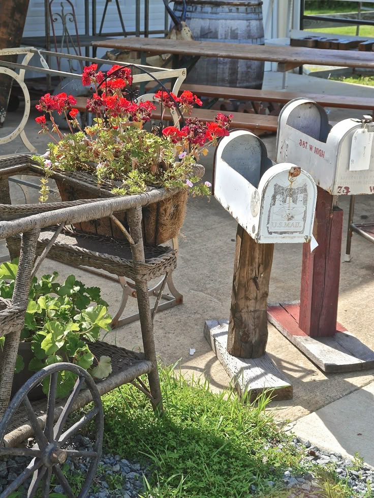43 Best Repurposing Old Mailbo Images On Pinterest Upcycling Re Purposed Mailbox As Flower Box