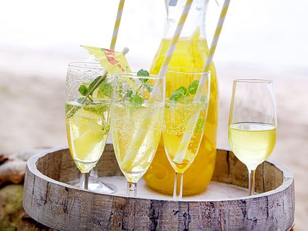 Der perfekte Sommerdrink: Limoncello Spritz schmeckt herrlich erfrischend und zi...