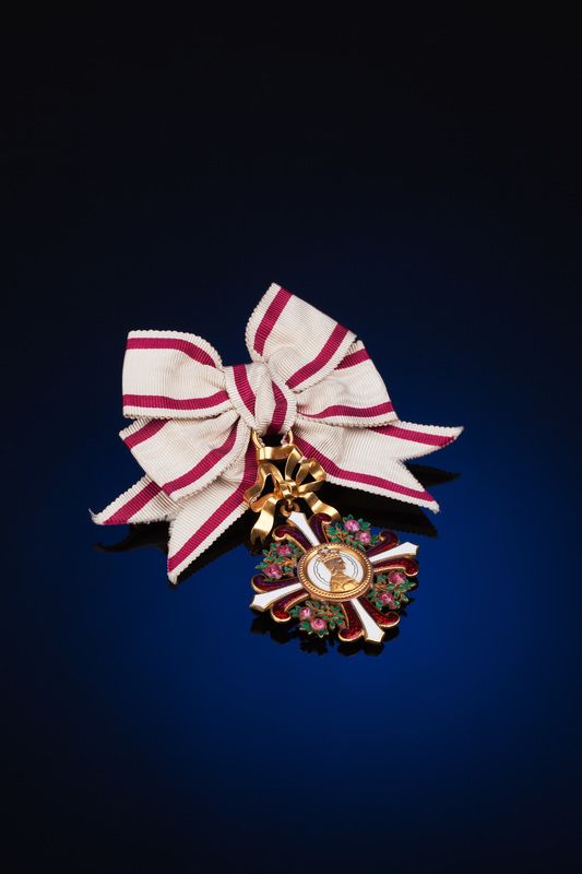 Knighthood Croce di Pietra Rossa con Catena appesa Distintivo Dorato Cappotto Abito da Regalo Camicia da Festa Collare Accessori Spilla per Uomo