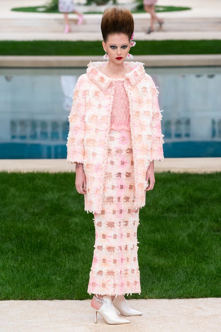 Chanel Spring 2019 Couture collection, runway looks, beauty, models ...