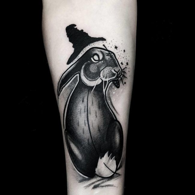 Schwarzer mit tattoo