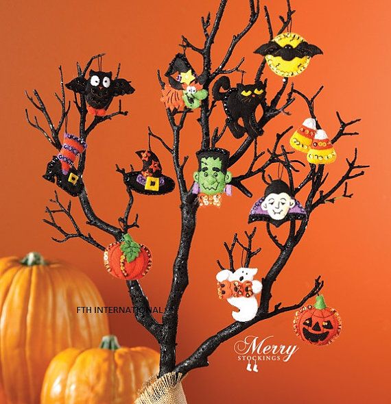 Bucilla Halloween 12 Pce Felt Ornament Kit 86430 Ghost Etsy Adornos Navidad Fieltro Guirnaldas De Halloween Adornos Halloween