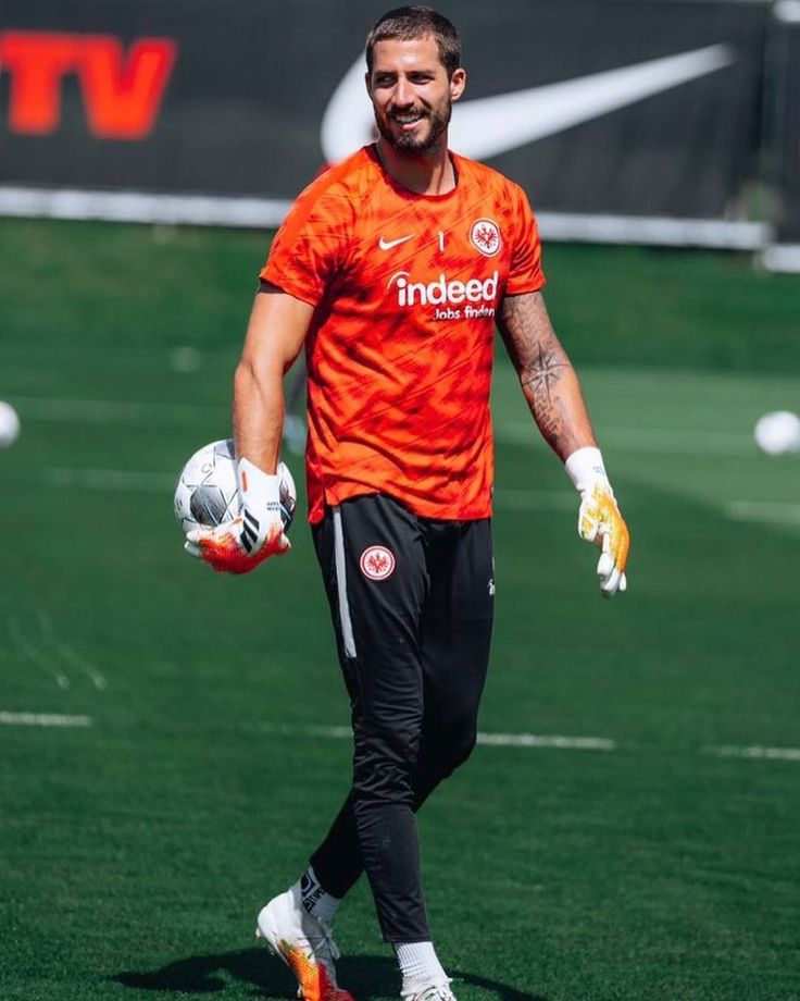 Pin de Pedro em Eintracht frankfurt | Goleiro