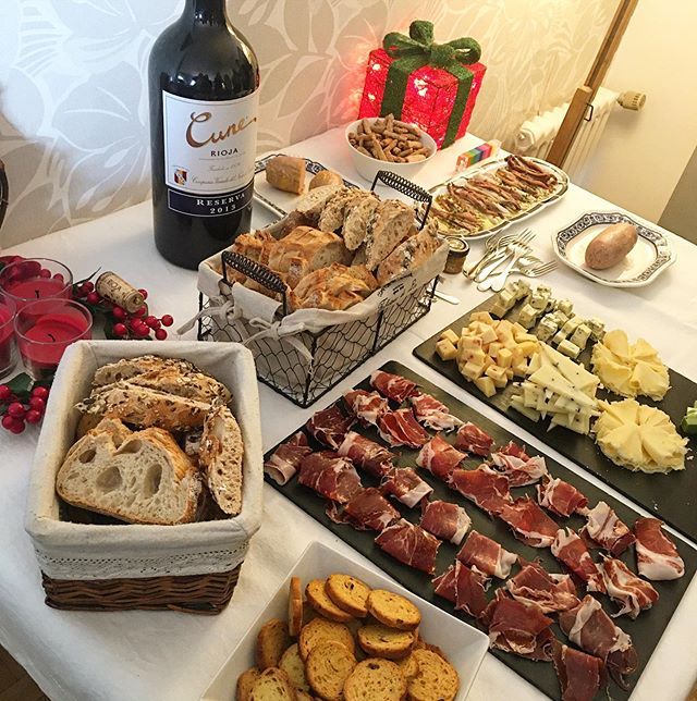 Maravillosa Celebración De Navidad En Una Gran Familia Aperitivo Formado Por Jamón Ibérico Quesos Surtidos Foie Mit Cuit Ma Rioja Food Cheese Board