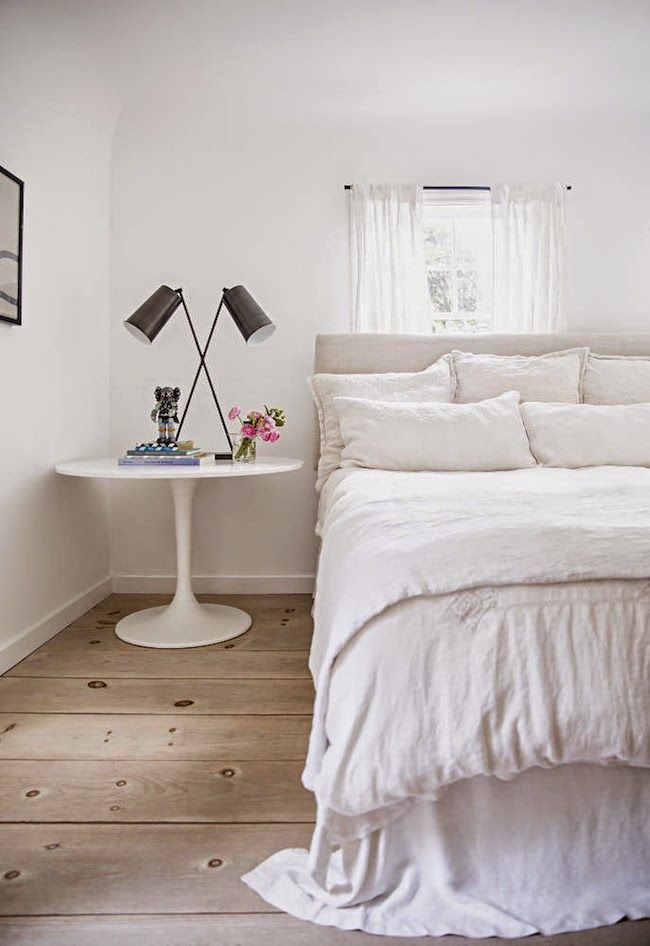 Romantic whit bedroom with linen bedding, Saarinen style bedside table, and modern lamp. #frenchcountry #europeanfarmhouse #bedroom #neutral