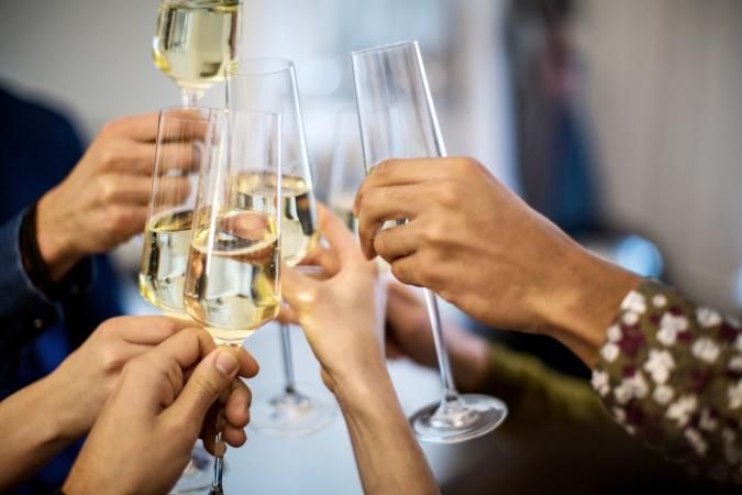 Ejemplos de brindis de boda | LoveToKnow | Champagne toasting flutes,  Holiday drinks, Best champagne