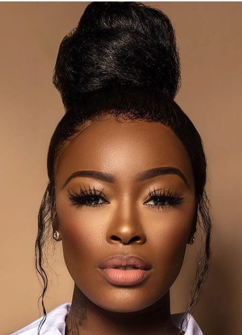 Puntas de maquillaje negro para piel oscura ojos cobrizos y
