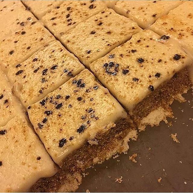 حلي سنكرز بقوالب التميز كيك Desserts Yummy Food Food