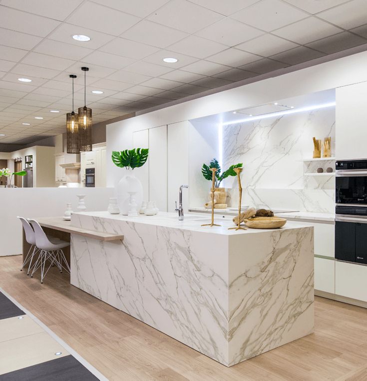 Moderne, witte keuken in marmer | DSM Keukens | Witte ...