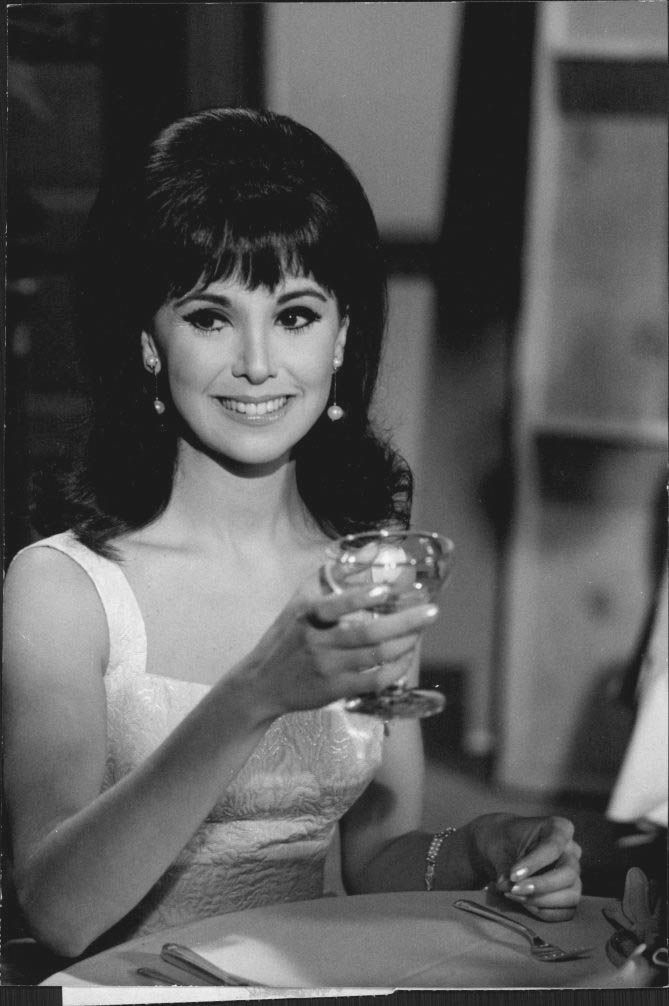 SimplySassy: Marlo Thomas, 1966 Marlo thomas, Girls in love, Hollywood.