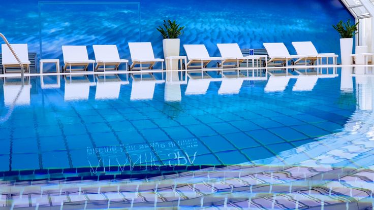 Foto notturna piscina hotel Fantasy Riccione 3 stelle