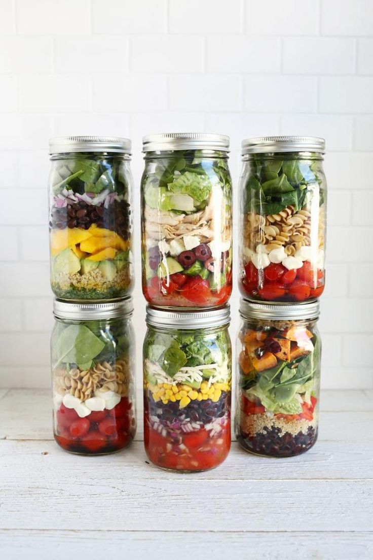 Im Glas werden die Salat-Zutaten auf bestimmte Weise geschichtet