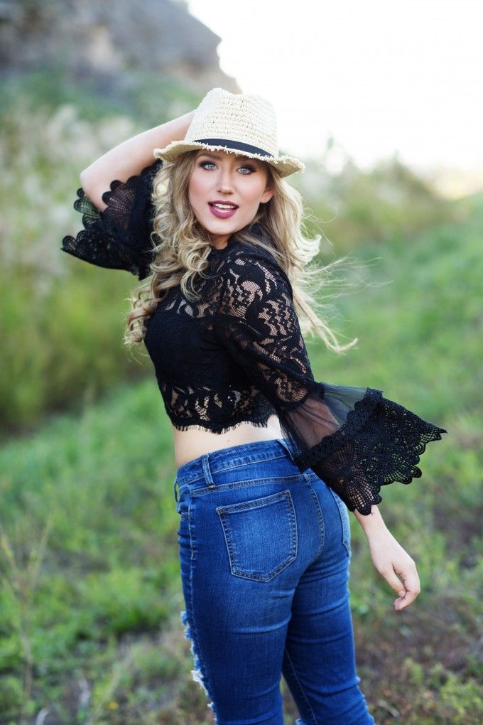 senior pose senior picture pose crop top fedora hat senior