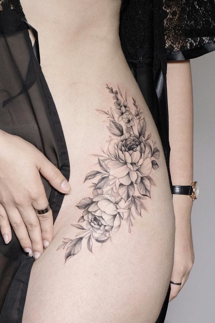 Blumen-Tattoos für Mädchen und Frauen: Rose Tattoo auf der Hüfte; Wildblumen ...