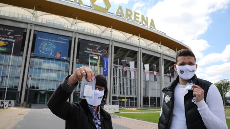 Abstands Alarm Im Stadion Eintracht Frankfurt Fuhrt Corona Transponder Ein Eintracht Eintracht Frankfurt Stadion