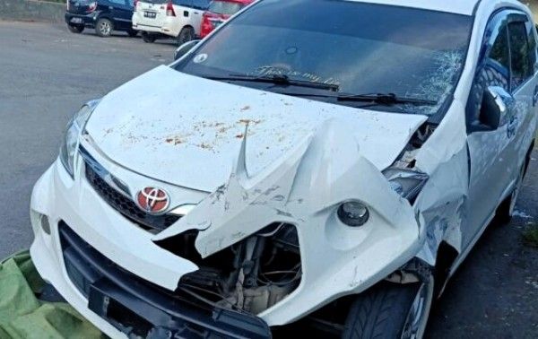 Mobil Avanza Putih Hancur Tertabrak Ka Di Margorejo Mobil Putih