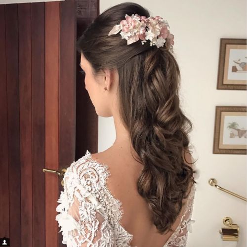 Penteado Meio Preso, by Andrea Alencar