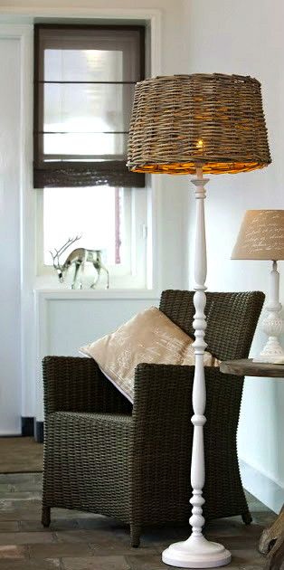 Weiße Stehlampe im Landhausstil. Stehleuchte mit Rattan-Lampenschirm