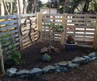 beautiful diy garden fence made using old pallets via httpdiypalletscom - Garden Ideas Using Wooden Pallets beautiful diy garden fence made using old pallets via httpdiypalletscom - Garden Ideas Using Wooden Pallets
