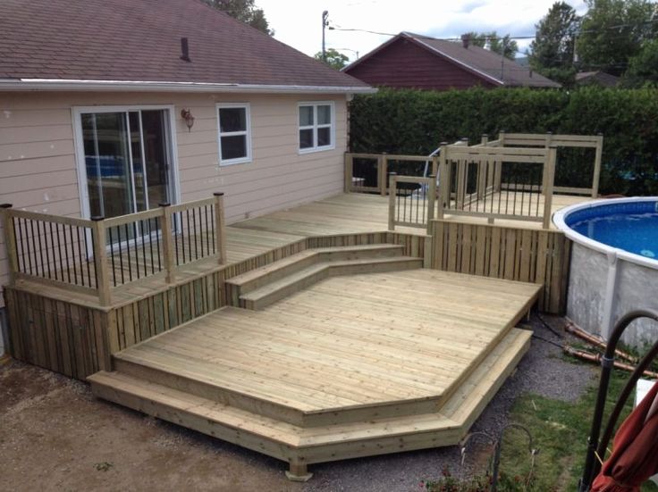Cette spacieuse terrasse en bois sur 2 niveaux est entourée de garde - construire sa terrasse bois Cette spacieuse terrasse en bois sur 2 niveaux est entourée de garde - construire sa terrasse bois