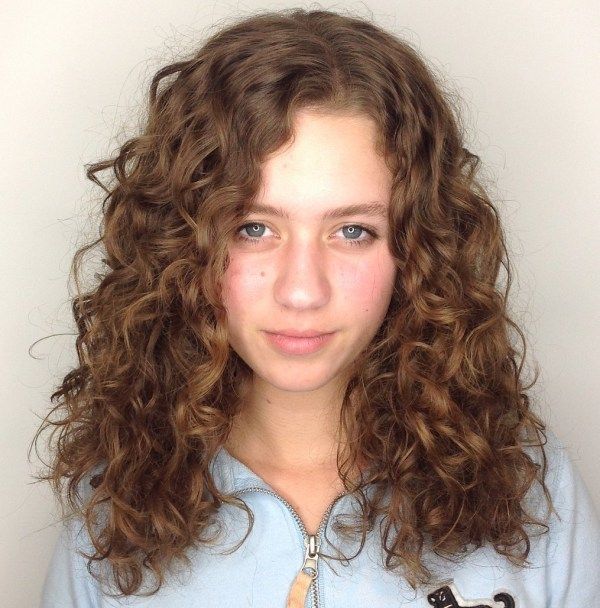 50 Naturliche Lockige Frisuren Zum Ausprobieren Im Jahr 2020 Haarberater In 2020 Naturlocken Frisuren Lockige Frisuren Haarschnitt Fur Lockige Haare