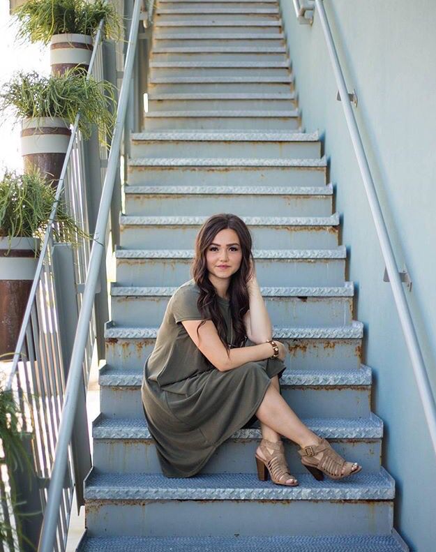 Love the casual pose with the stairs | Girl photography poses