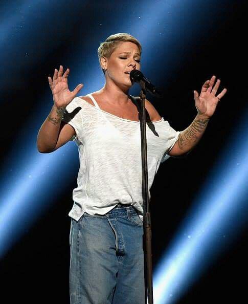 p nk performing 2018 melomaniacs in 2018 pinterest pink hair