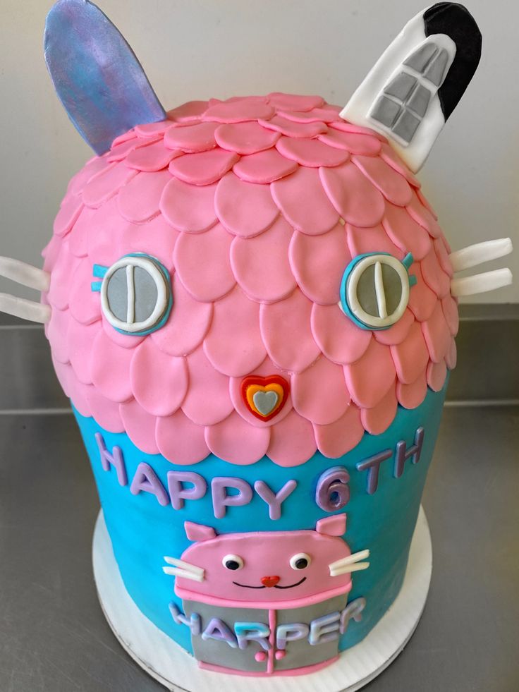 Design moi un Cake - 🐈 Cake design sur Gabby et la maison magique avec le  modelage à la main de Pandy pattes ! Pate a sucre @pastkolor Saveur : façon  fraisier