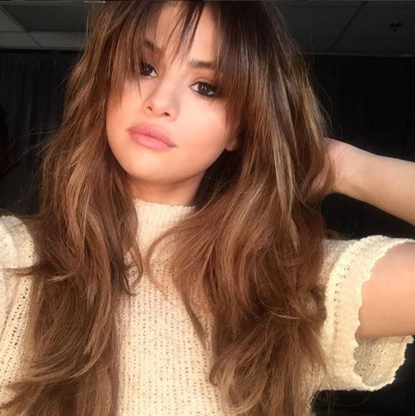 Selena Gomez avec une frange effilée Selena Gomez avec une frange effilée